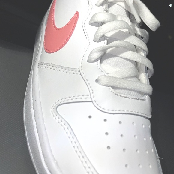 NIKE - Picture 2 of 4